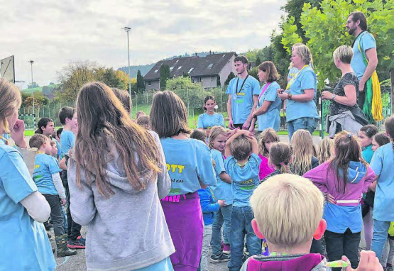 Gemeinsam unter freiem Himmel: Während der Kinderwoche der reformierten Kirche Attelwil-Wiliberg-Reitnau spielte auch das Wetter mit. (Bilder: zVg.)