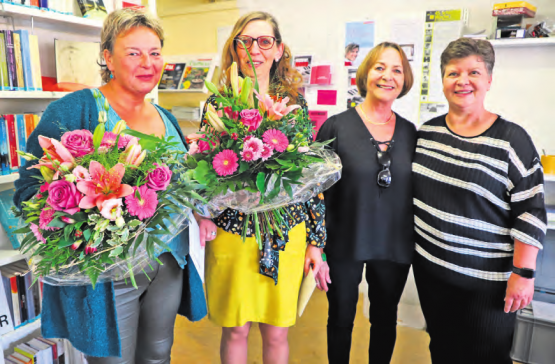 Barbara Biedermann und Bruna Matter gehören seit dem 20. Oktober 2003 dem Bibliothekteam an. Sie wurden am Jubiläumsanlass von Elsbeth Kaufmann und Gemeinderätin Anja Gestmann (v.l.) geehrt.