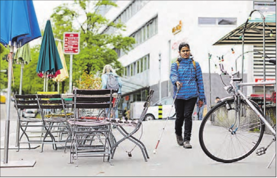 Zum Internationalen «Tag des weissen Stockes»: Der Blindenbund macht mit einem Kurzfilm aufmerksam auf Hindernisse und Gefahren auf Trottoirs, die keine sein müssten. (Bild: zVg.)