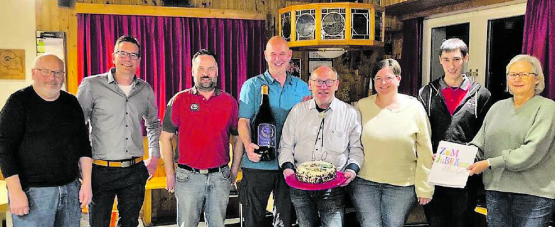 Der Vereinspräsident Peter Speck (5.von links) wurde vom Vorstand und den Vereinsmitgliedern zu seinem 40-Jahr-Jubiläum mit einer Laudatio überrascht. (Bild: zVg.)