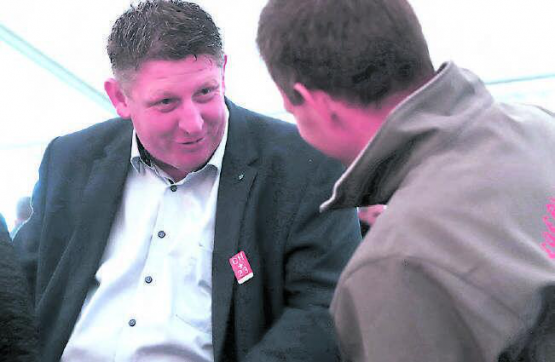 1.-August-Anlass auf dem Chnübel: Grossrat Beat Käser im Gespräch mit einem der Veranstalter vom Feuerwehrverein Dürrenäsch-Leutwil. (Bilder: rc.)