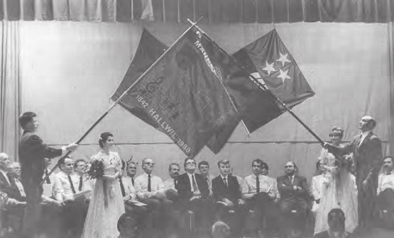 November 1988: Der Männerchor Hallwil weiht seine neue Fahne ein.