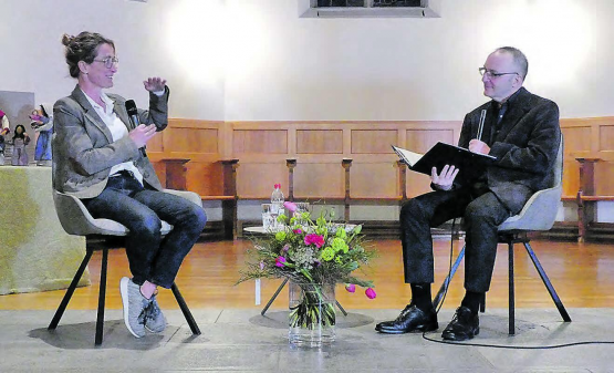 «Immer am 13.» – ein bemerkenswerter erster Anlass einer neuen Reihe: Gespräch zwischen Pfarrer Heinz Brauchart und der Alt-Regierungsrätin Susanne Hochuli in der Kirche Gontenschwil. (Bild: eh.)