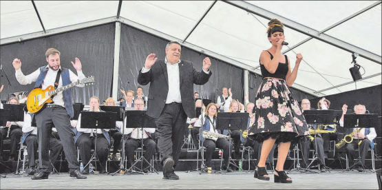 Hier ging die Show ab im wahrsten Sinne des Wortes: Eine temperamentvolle Musikgesellschaft mit Giuseppe di Simone und hier mit der wandelbaren Sängerin Cinzia Catania. (Bilder: st.)