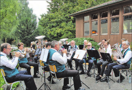 Begrüssung: Die Musikgesellschaft empfing die Jubiläumsgäste mit munteren Stücken. (Bilder: grh)
