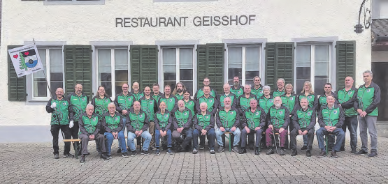 Die über 30 Mitglieder des SV Brandholz posieren in der neuen Vereinskleidung fürs erste einheitliche Gruppenfoto. (Bilder: Roland Marti)