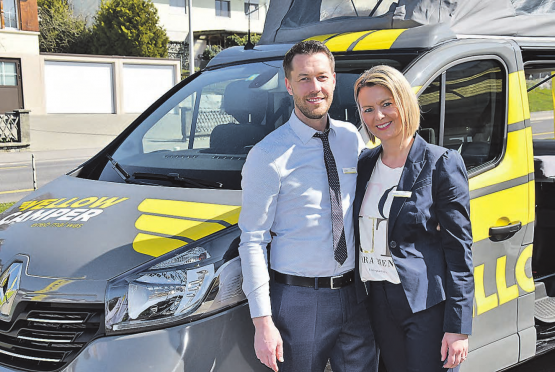 Geschäftsführung in zweiter Generation: Claude und Violetta Erni vor einem Yellow-Camper. (Bild: Te.)
