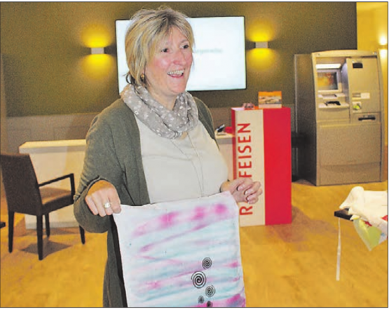 Edith Briner zeigte am Eltern-Träff in der Geschäftsstelle Gränichen der Raiffeisenbank Aarau-Lenzburg neue und bewährte Bastelideen. (Bild: zVg.)