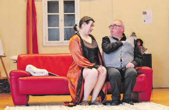 Lebhaft und mit viel Vorfreude wird in der Mehrzweckhalle für die Premiere von «Nid ganz 100» geprobt.
(Bilder: grh)