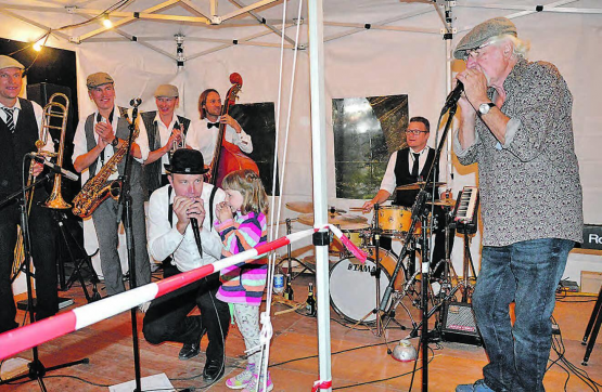 «Jazz Tube» spielten im Soodhüsli: das Konzert wurde trotz oder gerade wegen der besonderen Umstände zum Highlight. (Bilde: P.Te.)