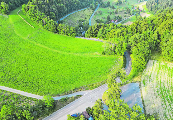 Der Böhler-Passübergang zwischen Schöftland und Unterkulm aus der Vogelperspektive; auf der Wiese links der Strasse soll das grosse Festzelt zu stehen kommen. (Bild: zVg.)