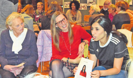 Tuchfühlung mit Menschen aus anderen Welten: Sie darf eine Lehrstelle antreten, aufgrund ihrer Geschicklichkeit während der Schnupperwochen. (Bilder: st.)