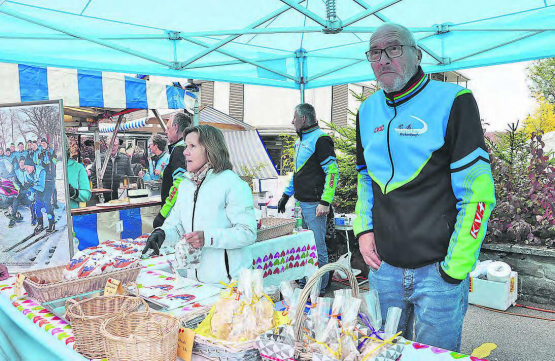 Für alle war etwas dabei: Während sich die Erwachsenen beim Nägel-mit-Köpfen-Einschlagen ertüchtigten, freute sich die dreijährige Alona über ihr Lebkuchenglück.