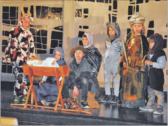 Die vielen Tiere trugen bei zu einem bunten Bühnenbild: Die Kinder sorgten anlässlich des traditionellen Krippenspiels für entzückende Szenen auf der Bühne der Müheler Kirche. (Bild: jo.)