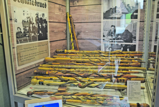 Wunderschöne Zeugen einer sehr schwierigen Zeit: Die Internierten im Ruedertal schnitzten Spazierstöcke, um einen kleinen Zustupf zu Kost und Logis zu verdienen. (Bild: st.)