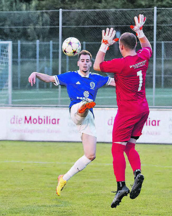 Heisse Szene im Strafraum im Spiel FC Entfelden – FC Gontenschwil: Torhüter Michael Hochuli im Duell mit einem heranstürmenden Entfelder. (Bild: Roland Jaus)