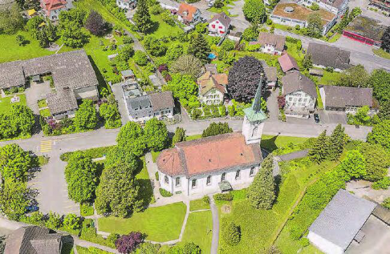 Mit einer Baumpatenschaft dürfen Baumfreunde ein Stück Schönheit mitten in Menziken und rund um die Kirche erhalten helfen. (Bild: zVg.)