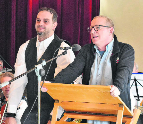 Die Vorfreude steigt: Gemeindeammann Niklaus Boss (r.) wünschte sich fürs 2023 ein Zusammenstehen der Bevölkerung, Gemeinderat Patrick Schmid präsentierte die Highlights des grossen Dorf- und Jugendfestes im Sommer. (Bilder: hg.)