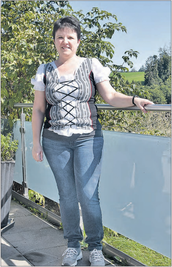 Stellt sich der Gemeinderatsersatzwahl für den Rest der Amtsperiode 2018/2021 am 8. September: Die parteilose Stephanie Weber-Gloor auf der Terrasse ihres Anwesens am Sonnenrain. (Bild: aw.)
