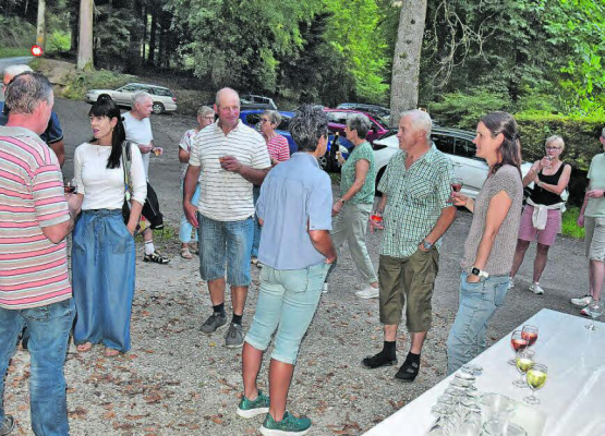 Mit dem Apéro fängt alles an: LLV-Vereinsmitglieder wie Landbesitzer und Bewirtschafter genossen den Waldhaushöck. (Bild: aw.)