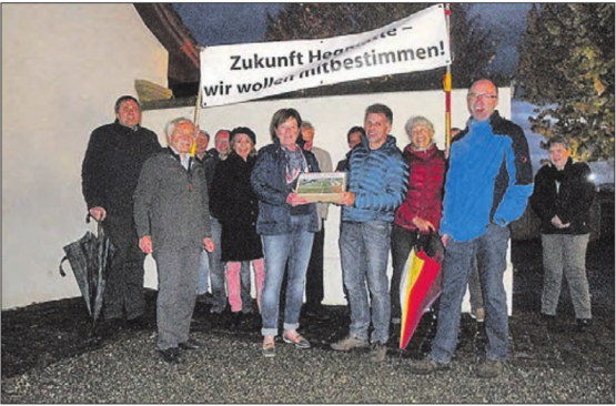 Der Verein «Pro Landwirtschaftszone Hegmatte» will eine unverbaute Hegmatte: Gemeinderätin Gertrud Müller nimmt die 530 Unterschriften entgegen. (Bild: zVg.)