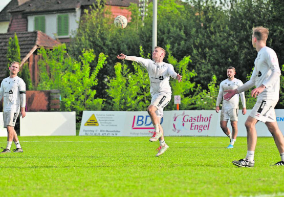 Die Oberentfelder Faustballer feiern zum Auftakt zwei Siege auf heimischem Terrain. (Bild: Alexander Stürchler/Swiss Faustball)