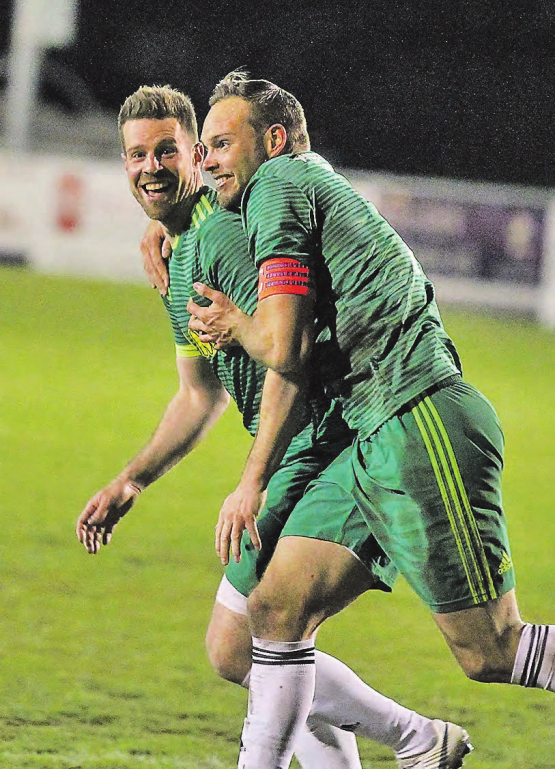 Das war der zweite Streich: Torjubel von Schütze Stefan Fischer und Captain Michael Meier (r.) nach dem 2:0 der Gontenschwiler gegen Frick. (Bild: Otto Lüscher)