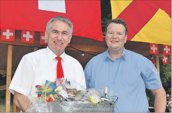 Oft üblich, Festredner erhalten einen Geschenkkorb mit Spezialitäten der Region: Daniel Wehrli, Gemeinderat Schöftland, überreichte Regierungsrat Alex Hürzeler (l.) das Präsent. (Bild: aw.)