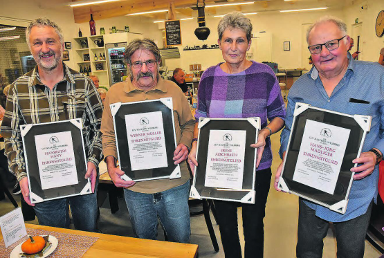 Die Ehrenmitglieder mit ihren Ernennungsurkunden: Hansruedi Häny, Werner Müller, Irene Aeschbach und Hans-Jörg Madliger (v. l.) (Bild: aw.)