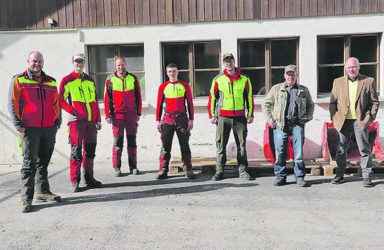 Der Wald ist jetzt in den Händen einer jüngeren Generation: Das Team des Forstbetriebs Gränichen-Unterkulm und Gränichens Vizeammann Hans Peter Lüem verabschiedeten den langjährigen Förtser Walter Widmer (2.v.l.) (Bilder: rc.)