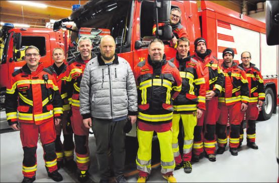 Für die einen Abschied, für die andern Willkomm: Ein Gruppenbild mit TLF im Feuerwehrmagazin Schlossrued soll die beiden Feuerwehren auch weiterhin an diesen Tag erinnern. (Bild: st.)