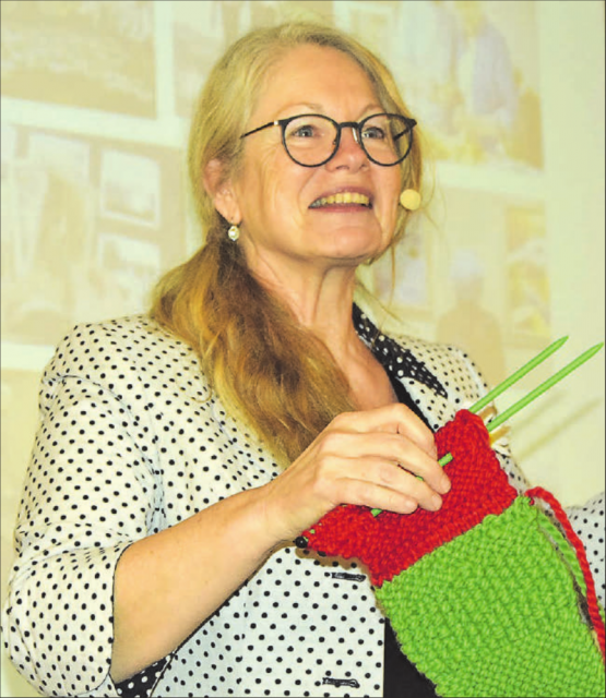 Stricken verbindet: Elisabeth Gyger lässt einen Schal weiterstricken, der schon durch viele Hände gegangen ist. (Bilder: Frieda Steffen)
