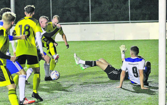 FC Gränichen − FC Beinwil am See. Auf dem Plastikrasen hatten die Gäste Mühe mit der Standfestigkeit − Böju-Torhüter Leeroy Schlatter und Janik Ulmann verteidigen gemeinsam am Boden. (Bild: Otto Lüscher)