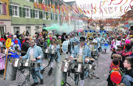 Ein solch buntes Fasnachtsbild wird es im Flecken Beromünster in diesem Jahr nicht geben – auf den Umzug müssen die Fasnächtler aber nicht verzichten, dieser findet erstmals virtuell statt. (Bild: WB-Archiv)