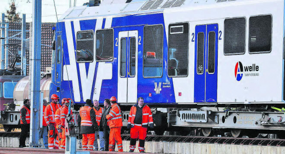 Januar 2019: Der erste von inzwischen fünf und bald zehn «Saphir»-Zügen wird im Bahnhof Suhr angeliefert. (Archivbilder: rc.)