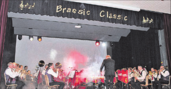 Auf ihre eigene Weise: Die Musikgesellschaft begeisterte zusammen mit ihren Gästen Violinist Matthias Aeschlimann und Sängerin Nita das junge wie das gestandene Publikum gleichermassen. (Bild: grh)