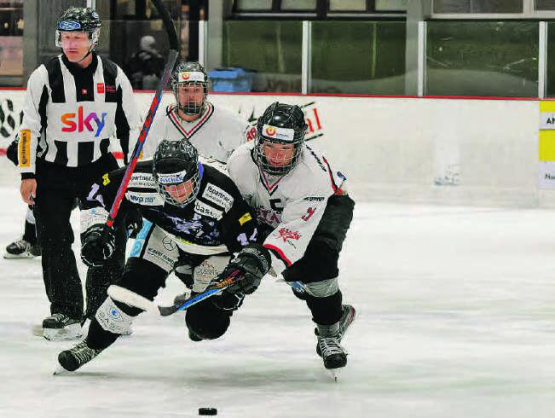 Ein seltenes Bild: Der Reinacher Martin Rupp (l.) enteilt dem Gegner – in diesem Fall Argovias Mike Kuster. (Bild: Roland Jaus)