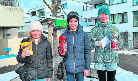 Unter den Primarschülern gewinnen drei Mädchen (v.l.): die drittplatzierte Annika, Amanda auf Platz 2 und Aila auf Platz 1. (Bilder: zVg.)