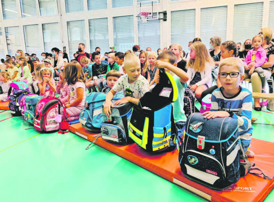 Neben 434 Schülerinnen und Schülern in Rickenbach und Pfeffikon hatten auch 64 Lehrpersonen, neun Klassenassistenzen und neun Betreuerinnen der Tagesstrukturen ihren ersten Schultag (Bild: mla.)