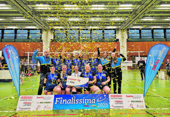 Das Frauen-Team von Volley Seetal feiert den hart umkämpften Sieg im Aargauer Cup-Final. (Bild: zVg.)
