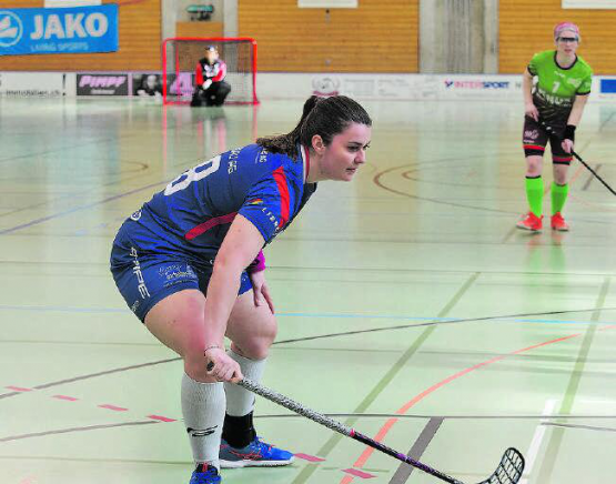 Der UHC Lok Reinach, hier mit Laura Wüst, ist in Lauerposition und könnte mit einem Sieg am Samstag den Aufstieg schaffen. (Bild: Roland Jaus)