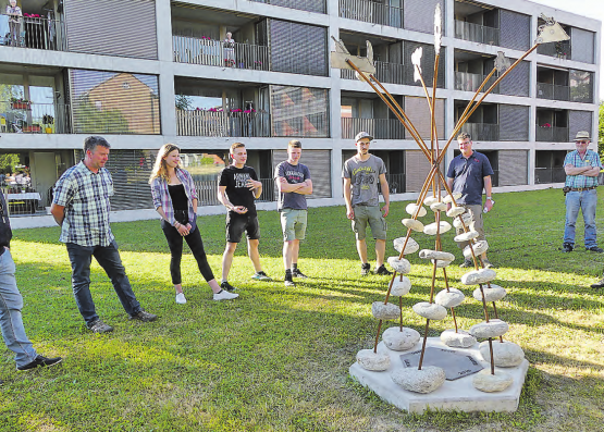 Verdiente Freude am gelungenen Werk: (v.li) Bildhauer Timo Näf, Vivien Schüttel, Gilles Singy, Lukas Baumann, Raphael Messerli und René Fasler (Gränicher Gwärb). Nicht mit dabei sein konnte Dean Fehlmann. (Bilder: moha.)