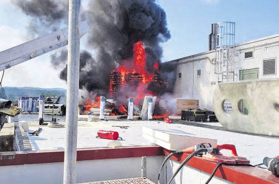 Brand in Aarau: Die Flammen griffen in das darunter liegende Stockwerk über und erschwerten damit die Arbeit der Feuerwehrleute. (Bild: zVg.)