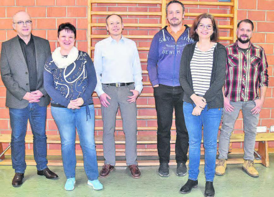 Die Macher der Gemeinde Wiliberg vor der Leiter des Erfolgs: Gemeindeschreiber ad interim Toni Meier, Stephanie Weber-Gloor, Gemeindeammann Patric Jakob, Vizeammann Manfred Müller, Petra Grädel und Matthias Bärtschi v. l. (Bild aw.)