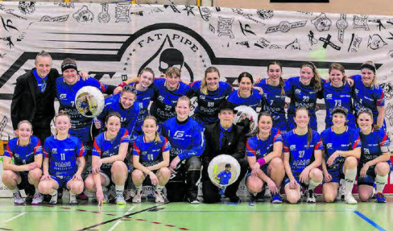 Ein letztes Teamfoto in dieser Zusammensetzung: Nach dem Sieg gegen Schüpfheim wurde der schick gekleidete Trainer Mike Bircher (Mitte) verabschiedet. (Bilder: zVg.)
