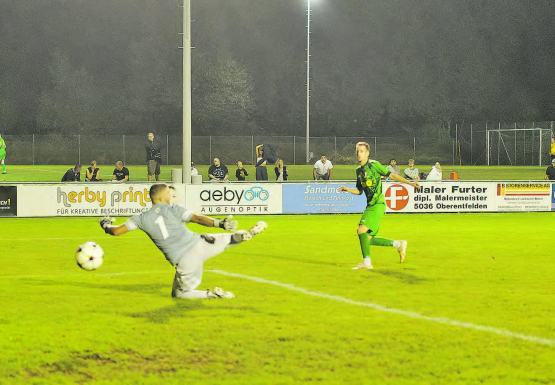 Gontenschwils Sturmspitze Orhan Hadzic war auch gegen Entfelden-Torhüter Schlatter erfolgreich. (Bild: Roland Jaus)