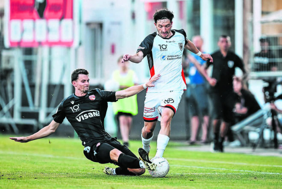 Der Thuner Fabio Fehr (links) kommt zu spät: Aaraus linker Aussenverteidiger Linus Obexter zeigte auch offensiv eine gute Leistung und wurde nach dem Spiel zum «Best Player» gewählt. (Bild: Sarah Rölli)