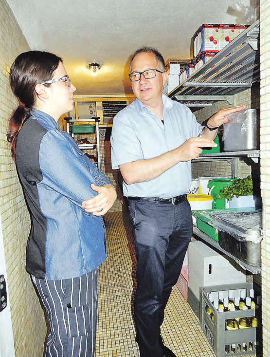 Auch der grosse Kühlraum wird genau inspiziert: Der Lebensmittelinspektor Hans-Jürg Rodel und Fabienne Böll-Roth vom Gasthof Bad Schwarzenberg in Gontenschwil.