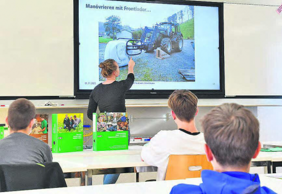 Manövrieren mit dem Frontlader: Karin Schuler erklärt die Aufgabe eines ÜK-Postens. (Bild: EP.)
