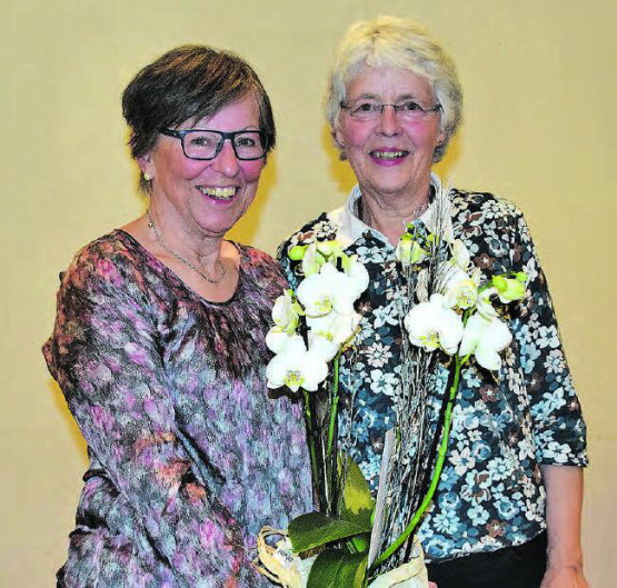Abschied aus dem Vorstand: Trudi Rössler (links) wurde von der Präsidentin, Christine Zeller, mit Blumen beschenkt. (Bilder: st.)